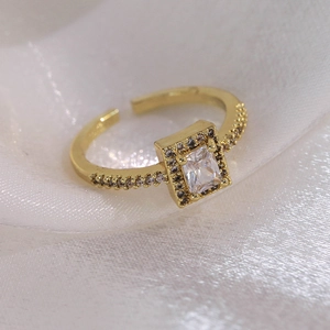 Macro de bague papillon plaquée or avec zircon rectangulaire et halo de pierres noires
