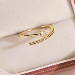 Vue macro d'une bague étoile en or avec zircons micro-pavés sur un écrin
