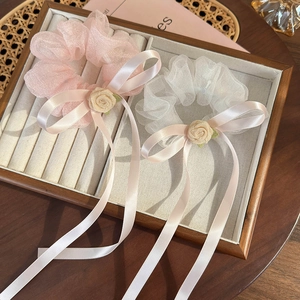 Chouchou élégant en tulle avec décoration de rose et longs rubans de soie pour femme