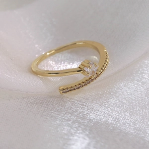 Macro d'une bague ouverte plaquée or 18K avec zircon carré et sertissage micro-pavé