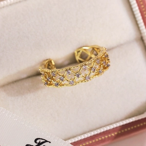 Gros plan détaillé d'une bague papillon plaquée or avec zircons sur coffret velours