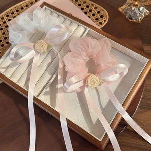 Chouchous élégants en tulle avec fleurs de rose et longs rubans en blanc et rose
