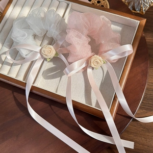Chouchou élégant avec fleurs de rose et longs rubans en organza rose et crème
