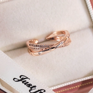 Vue macro d'une bague croisée en plaqué or rose avec zircons et anneau ajustable