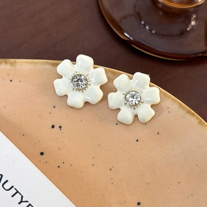Boucles d'oreilles fleurs émaillées crème avec cristal central au style vintage