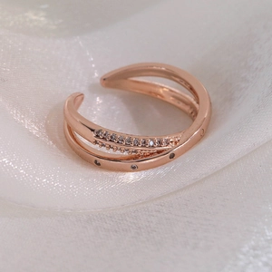 Détail de la bague papillon en or rose avec double anneau croisé et zircone cubique