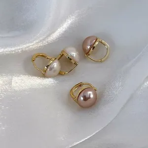 Eleganti orecchini a cerchio con perle champagne e crema su tessuto di seta argento