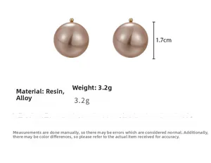 Dettaglio degli orecchini a perla champagne con misure della dimensione 1,7 cm