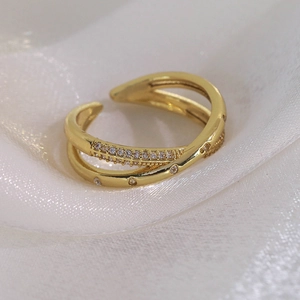 Détail macro de la bague papillon plaquée or avec incrustation de zircon étincelant