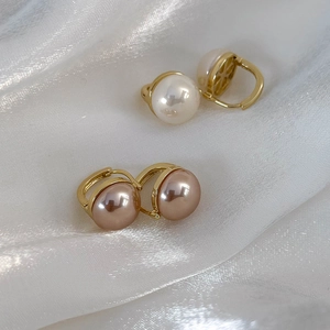 Eleganti orecchini a cerchio con perle bianche e champagne su tessuto di seta