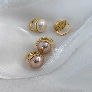 Eleganti orecchini a cerchio con perle champagne e avorio con finitura dorata