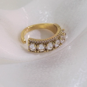 Vue macro de la bague papillon dorée avec cinq zircons et petites pierres roses