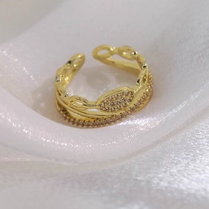 Vue détaillée de la bague double couche plaquée or avec incrustations de zircons brillants