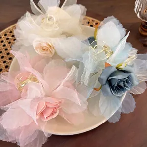 Eleganti mollette per capelli con grandi fiori in garza rosa, blu e beige