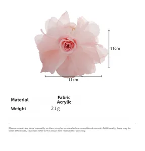 Dettaglio molletta per capelli rosa in garza con dimensioni 11x11cm e peso di 21g