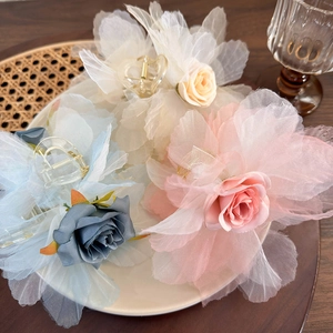 Eleganti pinze per capelli in chiffon con fiori color crema, blu e rosa per acconciature