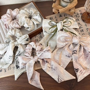 Chouchou et nœud en satin de soie avec imprimé calligraphie et détail en perles