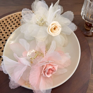 Dettagli di eleganti fermagli per capelli a rosa in rete crema e rosa con clip acriliche