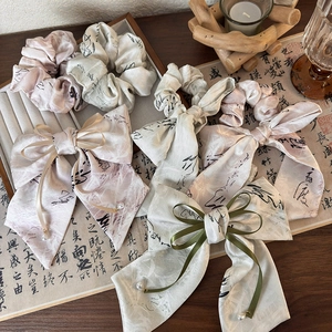 Chouchous et nœuds de style chinois avec motifs calligraphiques et détails de perles