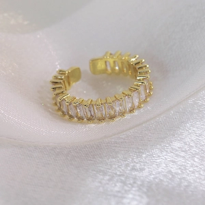 Macro d'une bague papillon plaquée or avec zircons cubiques sur soie blanche