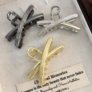 Tre eleganti fermagli per capelli in metallo a forma di X in oro, argento e grigio