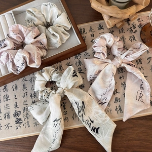 Chouchous avec calligraphie à l'encre et longs rubans en soie crème et rose pâle