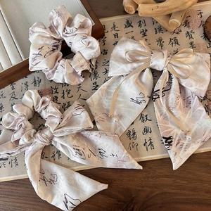 Détail de l'ensemble d'accessoires à cheveux avec rubans en soie et perles