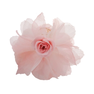 Elegante pinza per capelli con rosa in tulle rosa e petali di chiffon su sfondo bianco