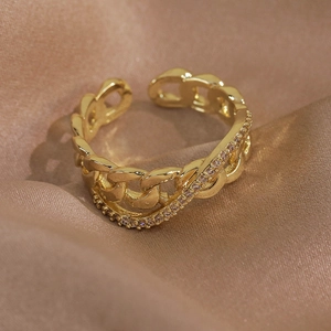 Détail d'une bague maille gourmette plaqué or ajustable avec zircons sur soie