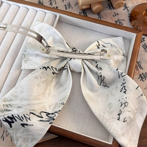 Détail du nœud papillon à imprimé calligraphie chinoise avec pince à ressort en métal