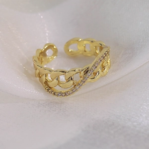 Détail d'une bague papillon dorée avec zircons cubiques et design de chaîne cubaine