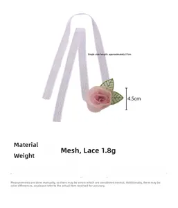Détail du choker rose en maille avec ruban en dentelle, feuilles et fleur de 4,5 cm de large
