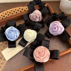 Set di 5 eleganti elastici in raso con rose in colori pastello su un vassoio decorato