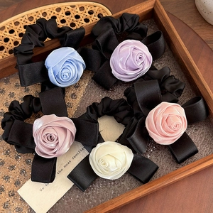 Set di cinque elastici per capelli in raso con grandi fiocchi e rose in tessuto