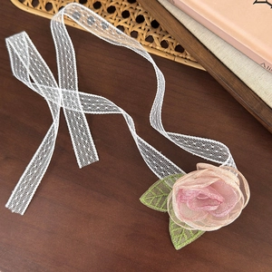 Choker rose poudré style français avec fleurs en mesh et rubans de dentelle blanche