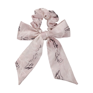 Chouchou ruban rose orné de motifs élégants de calligraphie chinoise noire