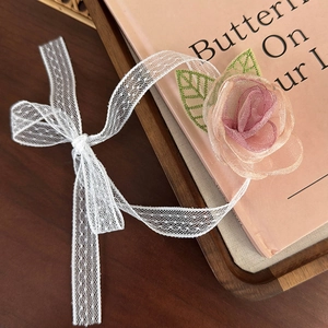 Choker en dentelle avec fleur rose en dégradé et ruban délicat en maille à pois blancs
