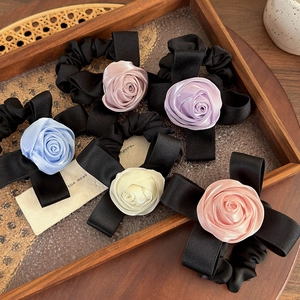 Set di 5 elastici per capelli a rosa in raso con eleganti fiocchi neri in nastro di raso