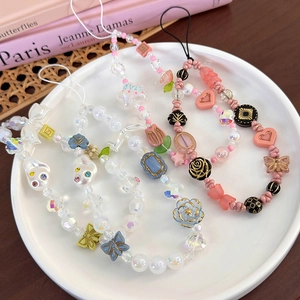 Lot de bijoux de téléphone faits main avec fleurs papillons en résine et perles roses