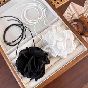 Colliers ras de cou élégants avec roses en tissu noir et blanc et longs rubans pour femme