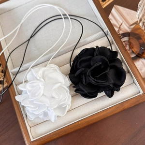 Collier ras de cou camélia 3D élégant en satin noir et blanc avec longs rubans de soie