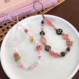 Détails de bijoux de téléphone faits main avec perles colorées et pendentifs fleurs