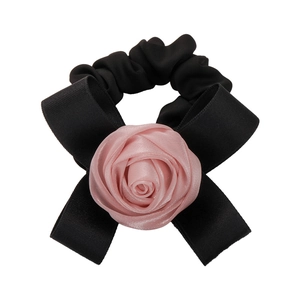 Elastico per capelli con rosa in garza perlata e fiocco di raso nero su sfondo bianco