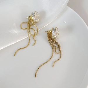 Boucles d'oreilles fleur camélia dorées avec longues chaînes pendantes et lustre nacre