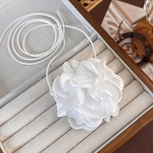 Collier choker fleur en satin blanc avec pétales multicouches délicats sur ruban souple