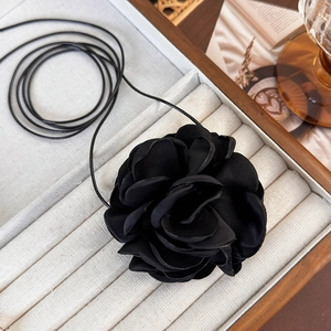 Vue détaillée d'un collier ras du cou avec fleur noire 3D faite à la main