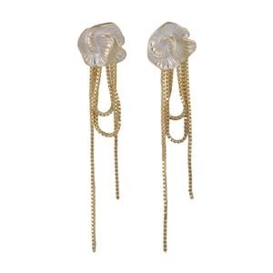 Boucles d'oreilles élégantes à fleurs de camélia blanches avec franges dorées