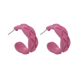 Magenta C-shaped hoop earrings with rhombus texture and minimalist twisted design