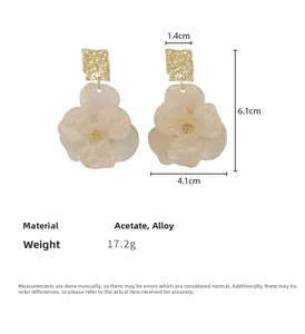 Detailed size specifications of flower earrings with dimensions 6.1cm by 4.1cm and weight