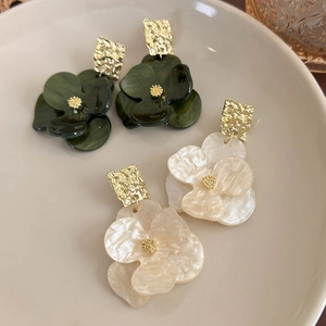 Luxury acrylic flower earrings with golden textured metal squares in white and dark green
